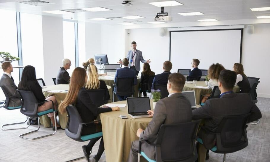 Co sprawia, że nasze sale konferencyjne są idealne do organizacji szkoleń? Co sprawia, że nasze sale konferencyjne są idealne do organizacji szkoleń?