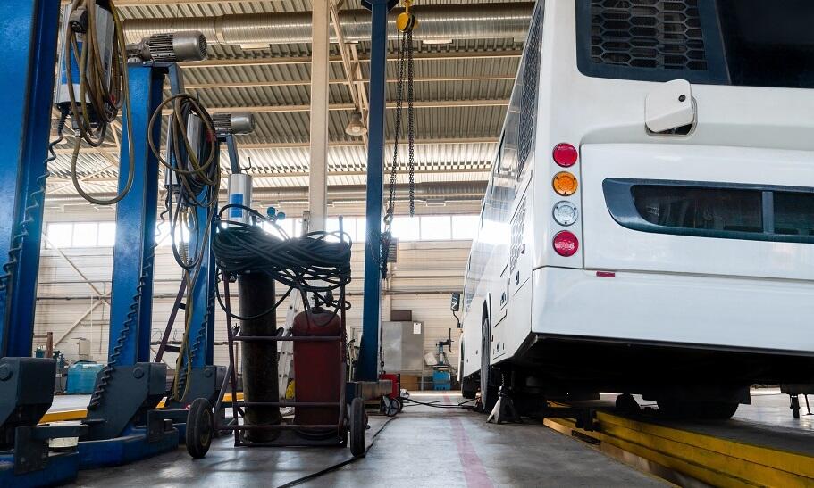 Jak naprawa powypadkowa autobusów wpływa na ich bezpieczeństwo?
