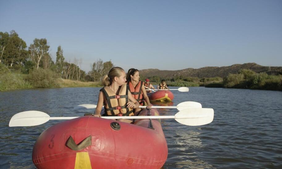 Wyprawy kajakowe z dziećmi – jak zapewnić bezpieczeństwo podczas pobytu na polu kempingowym opolskim?