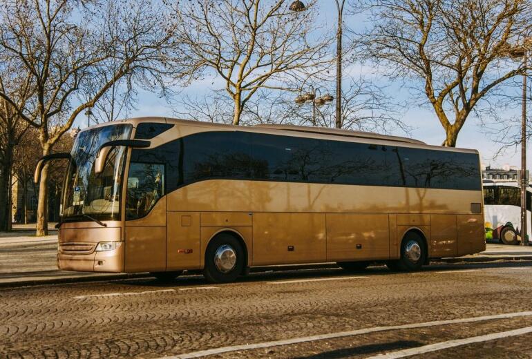 Autokary z nowoczesnym wyposażeniem - co znajdziesz w naszej ofercie?