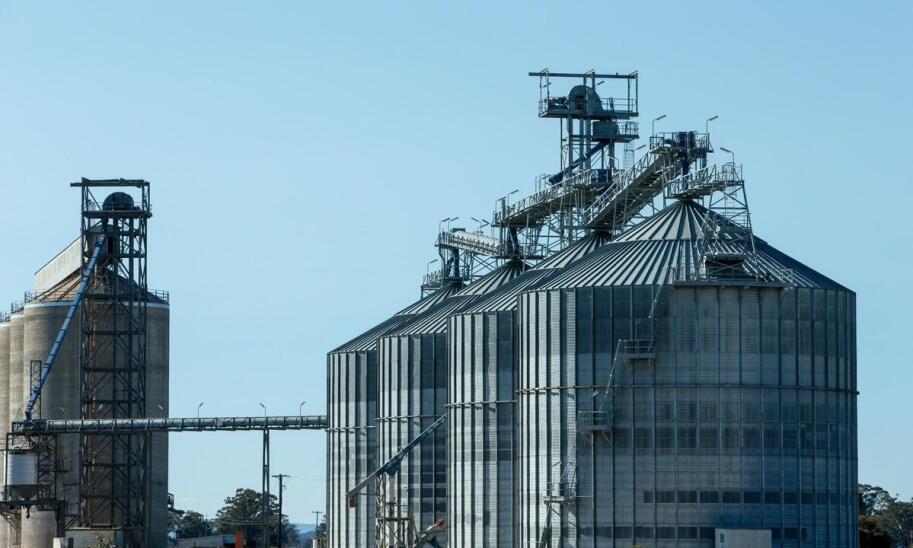 Jakie są zalety silosów lejowych w procesie magazynowania materiałów sypkich?