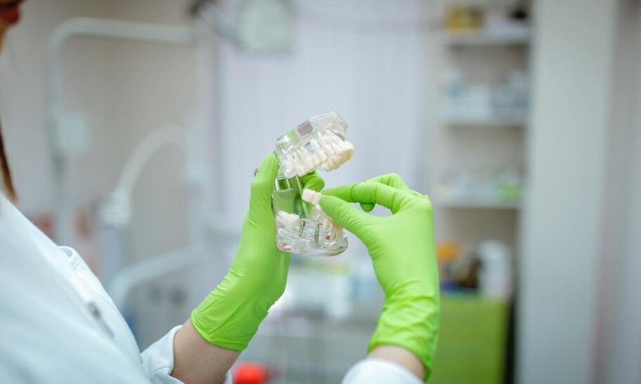 Z jakich etapów składa się wstawianie implantów zębowych? Z jakich etapów składa się wstawianie implantów zębowych?