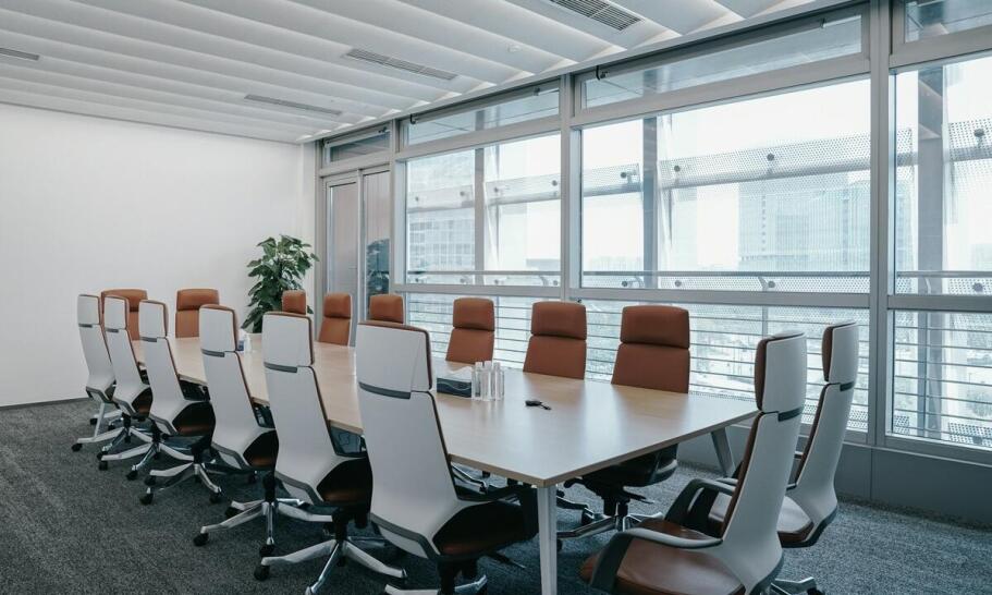 Jakie trendy w meblach biurowych dominują w ostatnich latach?