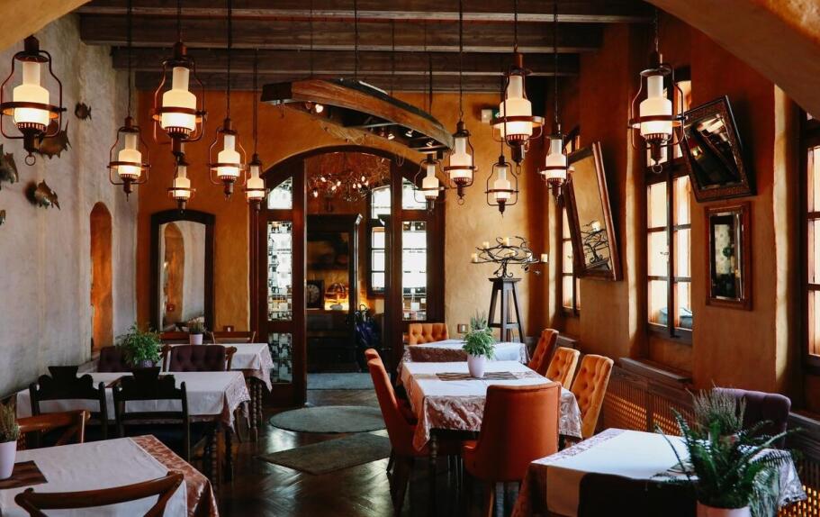 Stoliczki okrągłe jako praktyczne rozwiązanie do kawiarni i restauracji Stoliczki okrągłe jako praktyczne rozwiązanie do kawiarni i restauracji