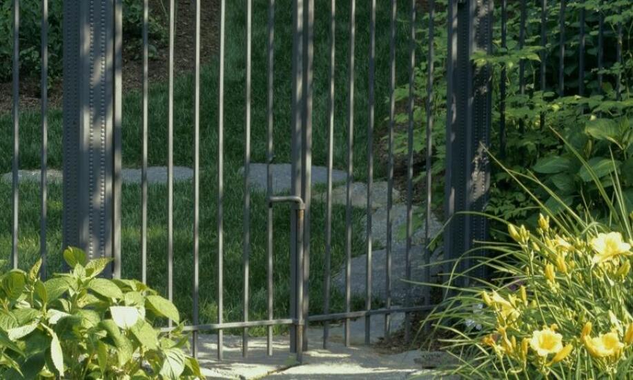 Jakie są różnice między ogrodzeniami kuta a innymi typami ogrodzeń metalowych?