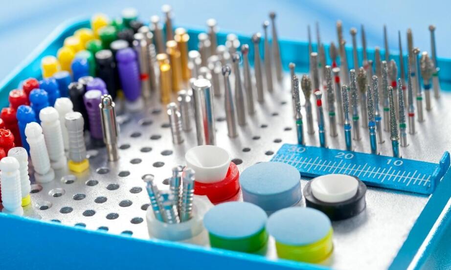 Jakie techniki chirurgiczne stosowane są podczas wszczepiania implantów zębowych?