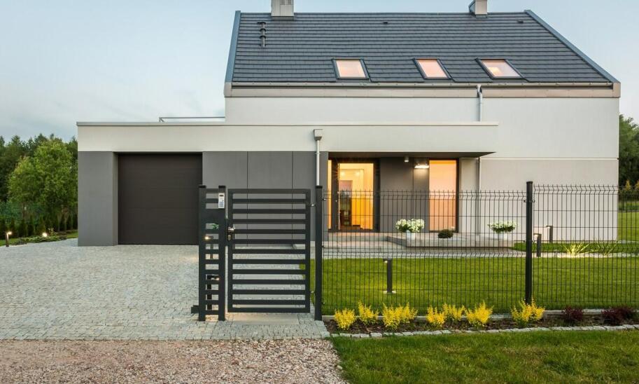 Jakie są zalety ogrodzeń współczesnych w kontekście bram?