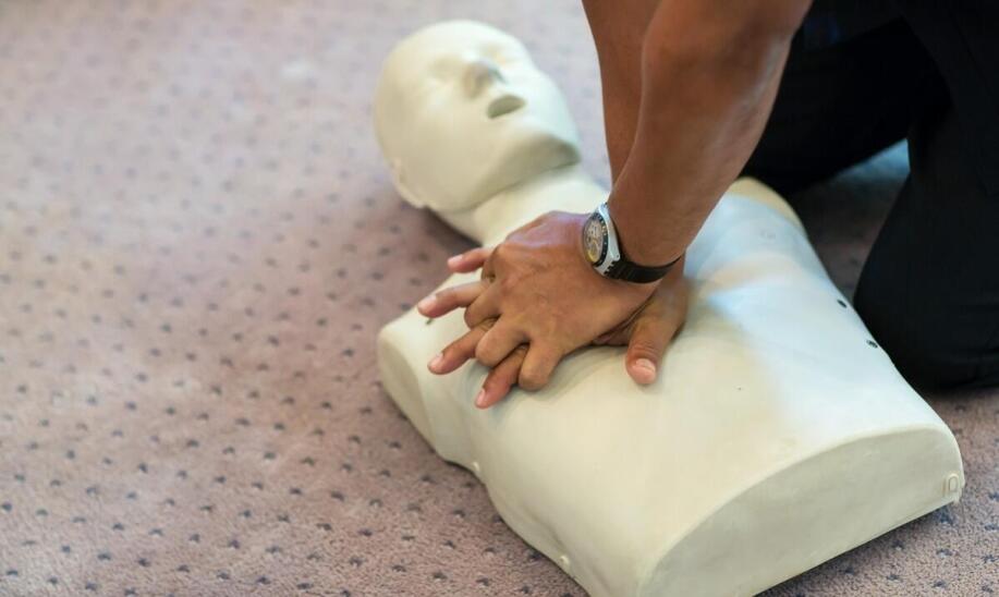 Jakie akcesoria do AED warto mieć w swoim wyposażeniu?