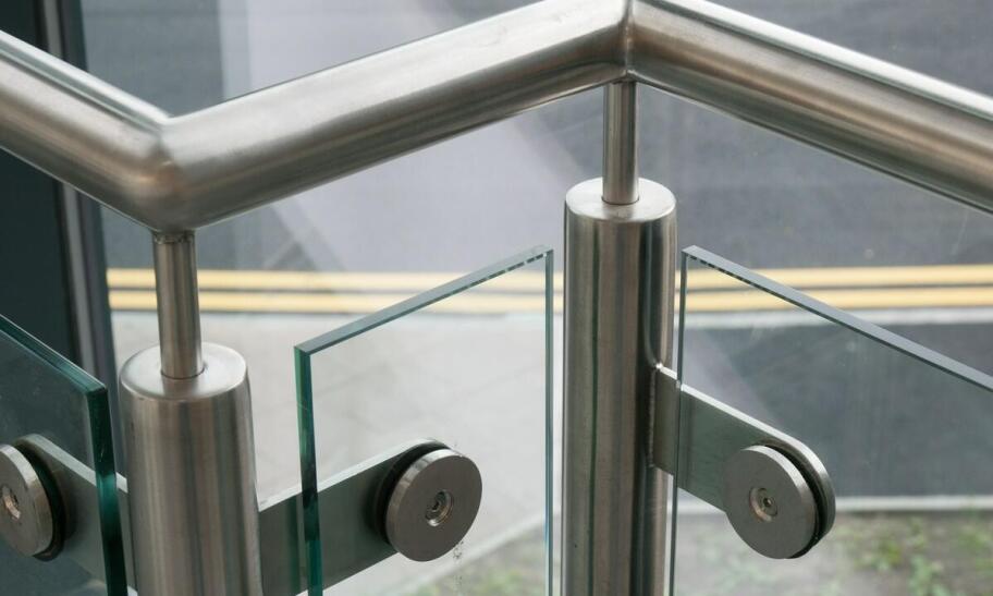 Balustrady nierdzewne a ich wpływ na estetykę elewacji budynku Balustrady nierdzewne a ich wpływ na estetykę elewacji budynku