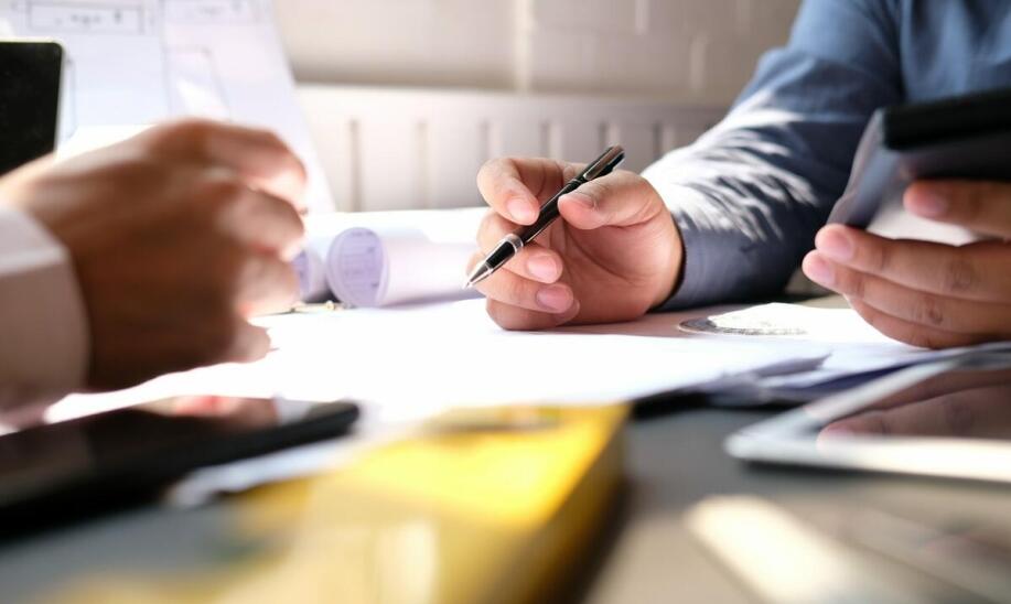Czas oczekiwania na likwidację szkód komunikacyjnych – co wpływa na termin realizacji?