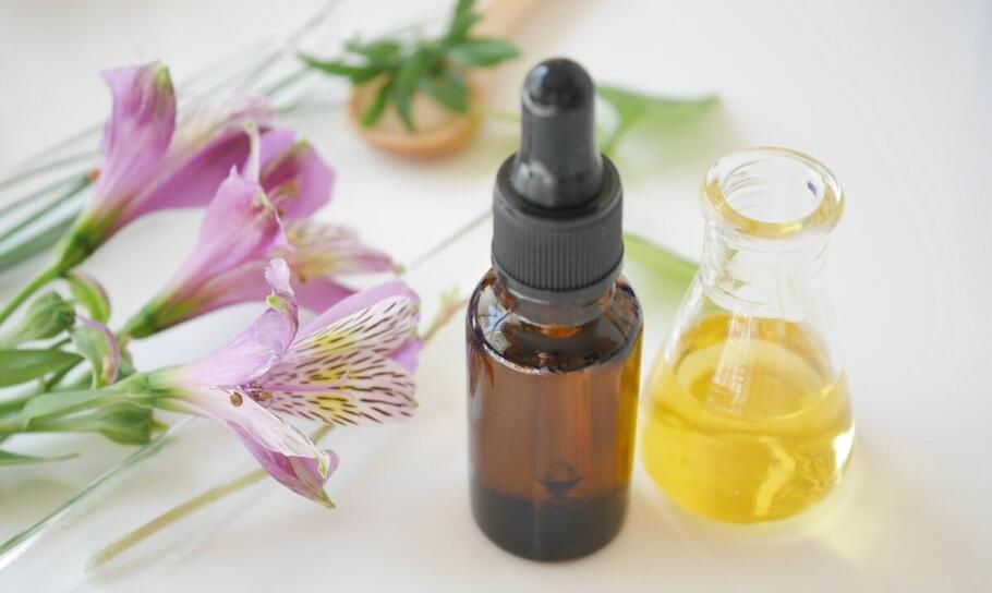 Jak naturalny olejek eteryczny eukaliptusowy może poprawić samopoczucie w pracy?
