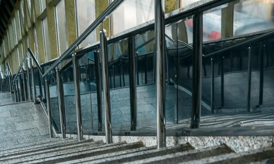 Zalety balustrad balkonowych ze stali nierdzewnej w budynkach komercyjnych