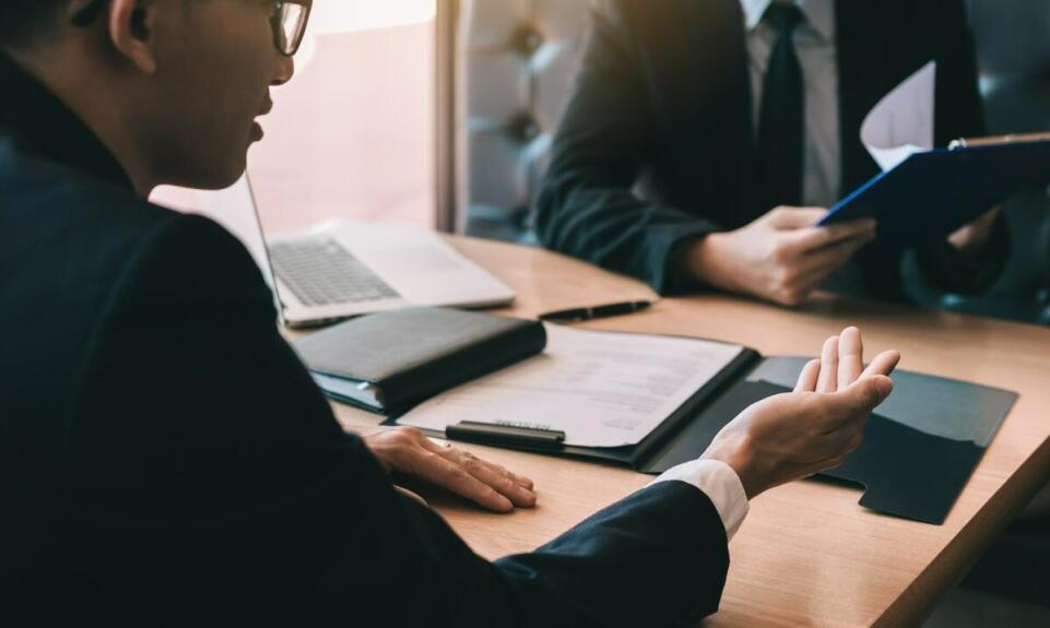 Kiedy warto skorzystać z usług adwokata od spraw karnych? Kluczowe sytuacje, które należy rozważyć