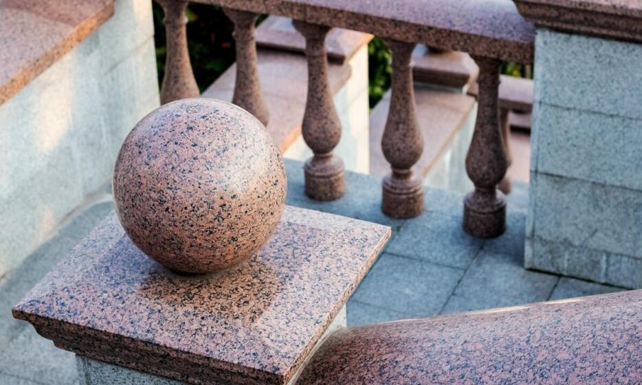 Balustrady z egzotycznego drewna – luksusowy akcent w Twoim domu