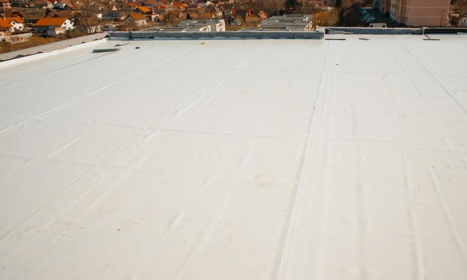 Przykłady udanych realizacji hydroizolacji dachów płaskich – inspiracje dla inwestorów