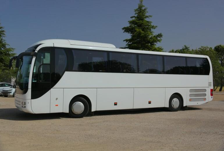 Wynajem autokaru na pielgrzymki - co warto wiedzieć przed rezerwacją?