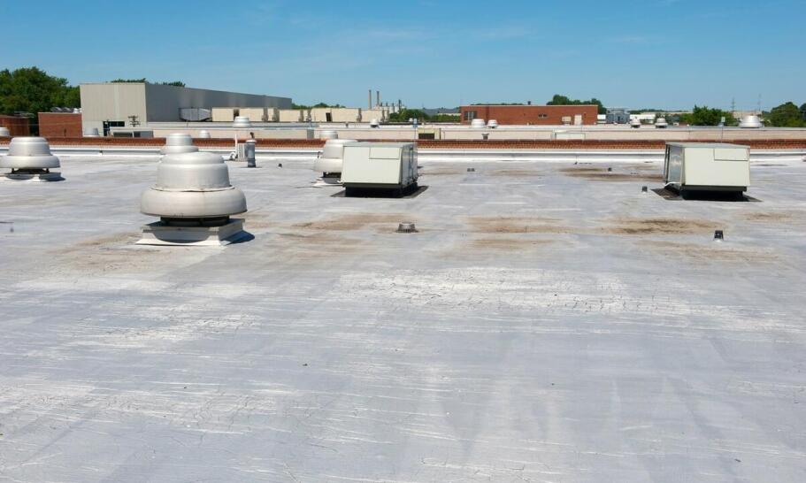 Czas realizacji ocieplenia dachu pianką poliuretanową – co można oczekiwać?