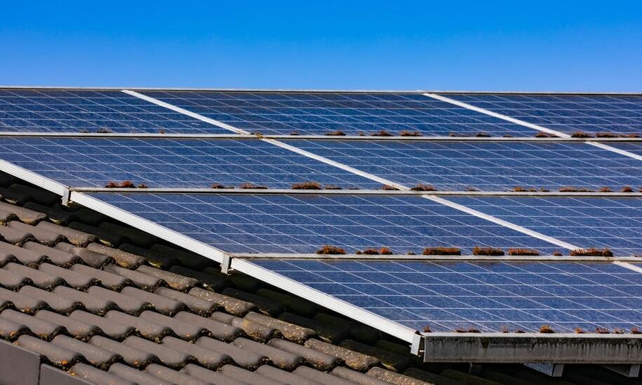 Jakie są zalety stosowania paneli fotowoltaicznych na dachach?