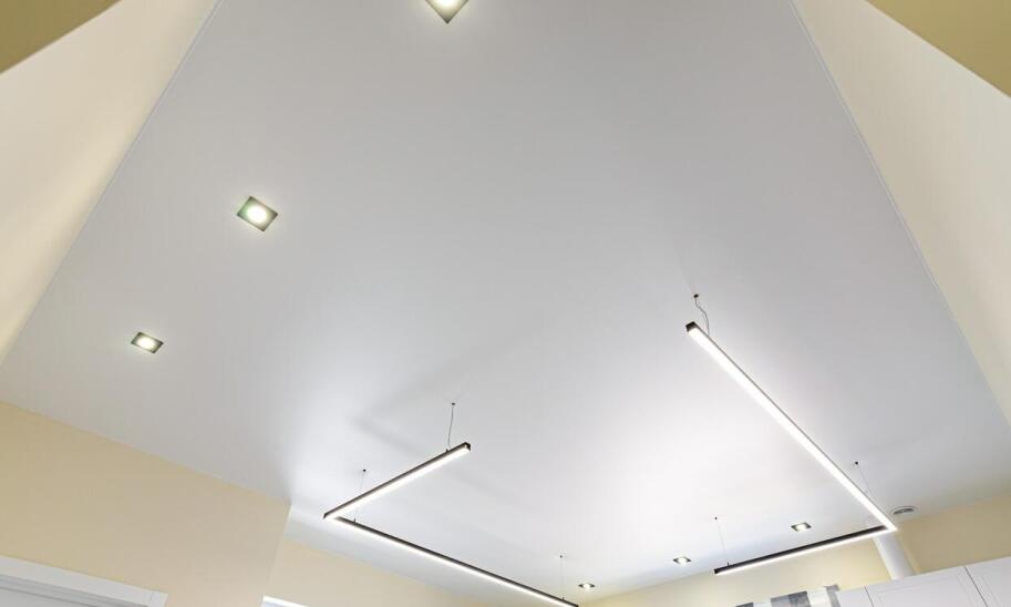 Oświetlenie LED w halach produkcyjnych – jak obniżyć koszty eksploatacji? Oświetlenie LED w halach produkcyjnych – jak obniżyć koszty eksploatacji?