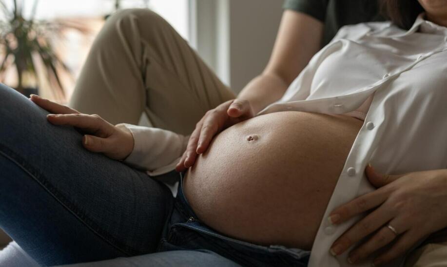 Co wyróżnia profesjonalne sesje ciążowe od amatorskich?