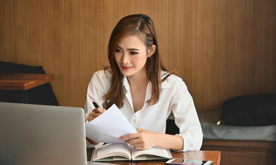 W jakich sytuacjach warto skorzystać z pomocy prawnika specjalizującego się w doradztwie prawnym?