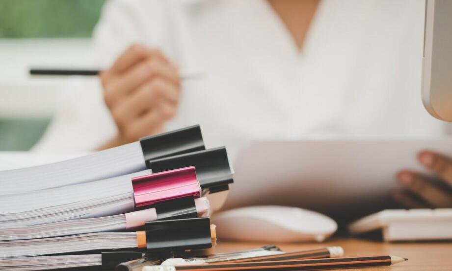 Jakie dokumenty warto mieć przy sobie podczas rozmowy o darmową poradę prawną?