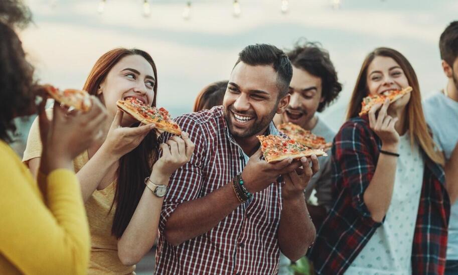 Dlaczego dobra pizza w Poznaniu to idealny wybór na spotkanie ze znajomymi?