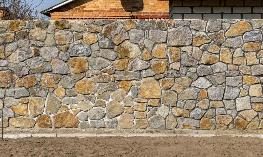 Jakie są zalety stosowania podmurówki 200x25 w ogrodzeniach z koszy gabionowych?