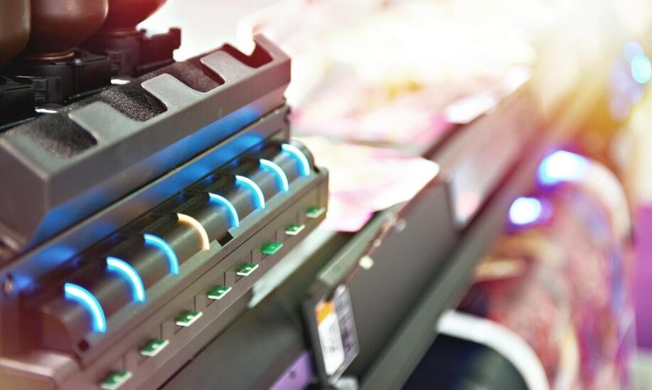 Personalizacja koszulek z wykorzystaniem druku solwentowego – co warto wiedzieć?