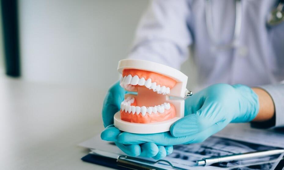 Jakie są najczęstsze problemy związane z protezami zębowymi i jak je rozwiązać?