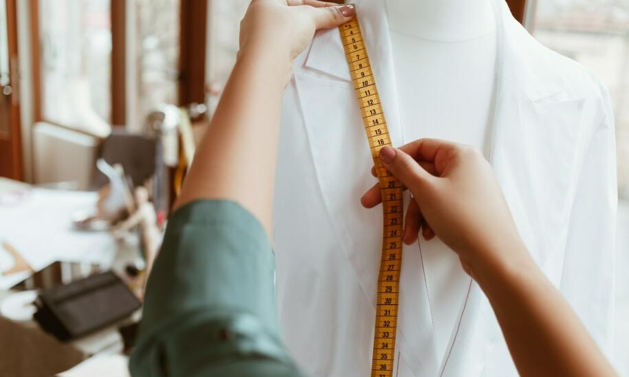 Jakie korzyści płyną z posiadania garnituru szytego na miarę?