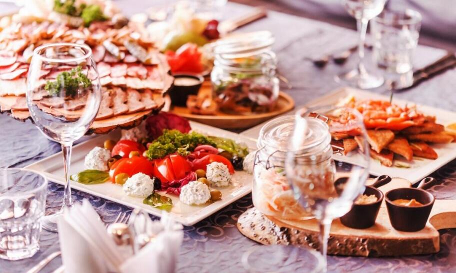Dlaczego warto zamówić catering na wesele? Dlaczego warto zamówić catering na wesele?