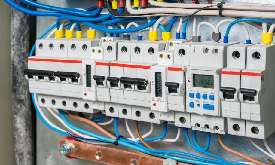 Instalacje elektryczne w budynkach użyteczności publicznej - jakie normy należy spełniać? Instalacje elektryczne w budynkach użyteczności publicznej - jakie normy należy spełniać?