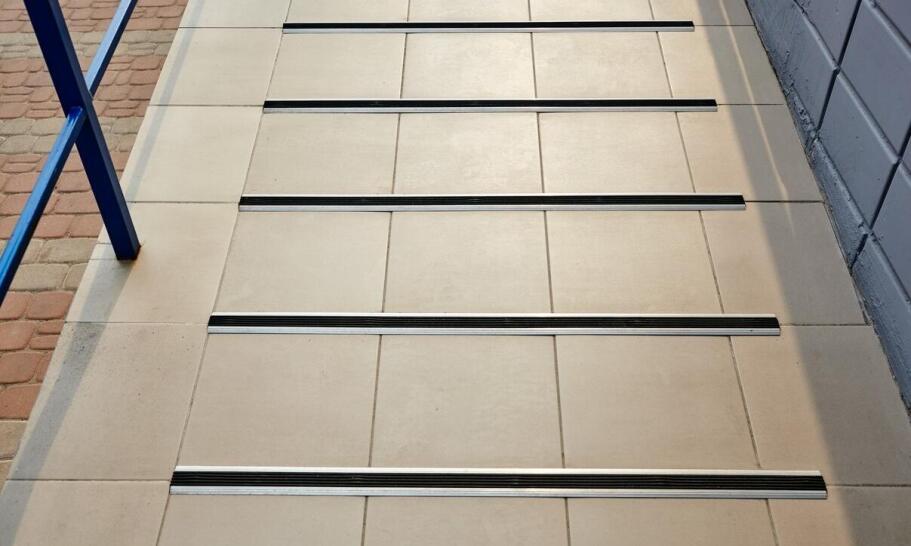 Jakie funkcje pełnią okapniki i parapety w systemach stolarki otworowej? Jakie funkcje pełnią okapniki i parapety w systemach stolarki otworowej?