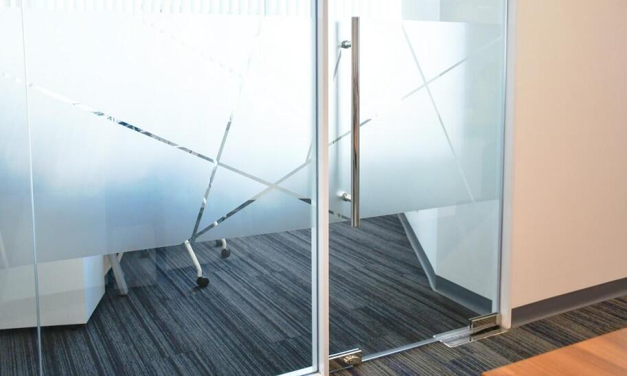 Drzwi całoszklane jako element oddzielający strefy w biurach open space