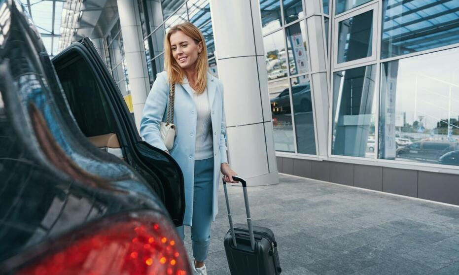 Limuzyna z kierowcą a transfery lotniskowe – dlaczego to najlepszy wybór?