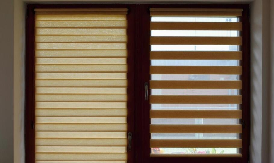 Jak stworzyć harmonijną aranżację okienną z wykorzystaniem rolet?