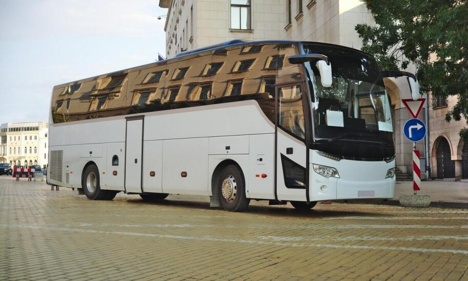 Dlaczego warto skorzystać z usług przewozów autokarowych na konferencje?