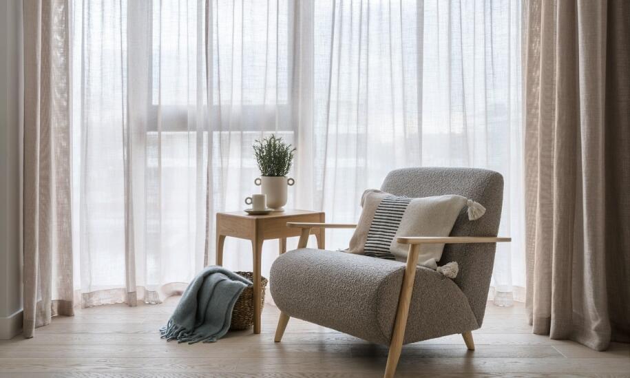 Jakie akcenty w plakatach mogą wzbogacić aranżację sypialni z drewnem?