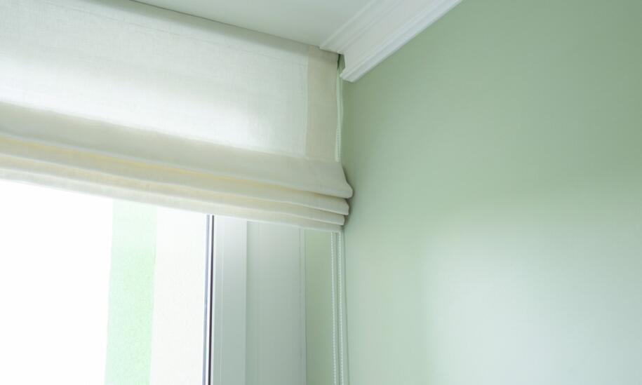 Jakie są różnice między roletami rzymskimi a innymi rodzajami osłon okiennych?