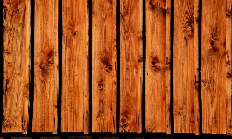 Jakie są zalety stosowania desek elewacyjnych w budownictwie?