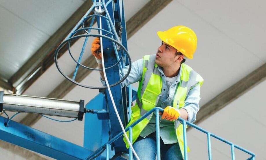 Podnośniki osobowe – kluczowe informacje i wybór