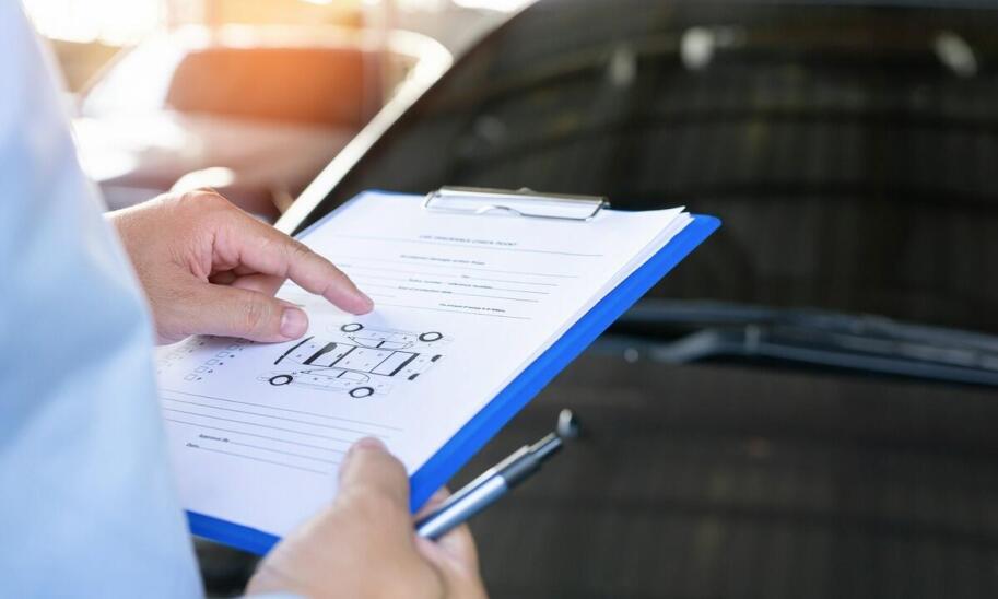 Jak rzeczoznawca ocenia historię serwisową samochodu przed zakupem?