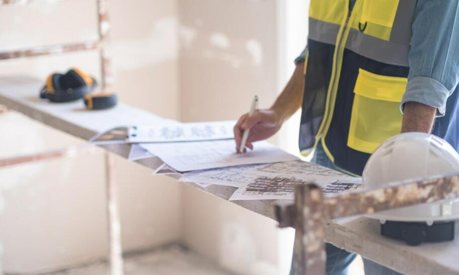 Jakie aspekty techniczne powinny być uwzględnione podczas kontroli instalacji budowlanych?