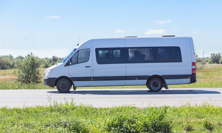 Czy osoba posiadająca prawo jazdy kategorii B może wynająć busa na 9 osób?