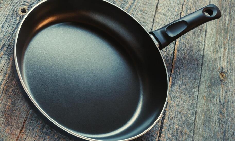 Jakie są najnowsze trendy w projektowaniu patelni 28 cm na indukcję?