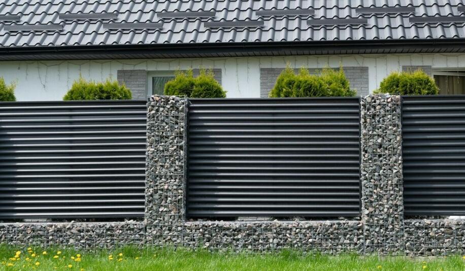 Jakie elementy małej architektury wpływają na cenę gabionów?