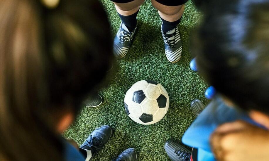 Jak przewóz osób Łazy wspiera lokalne inicjatywy sportowe?