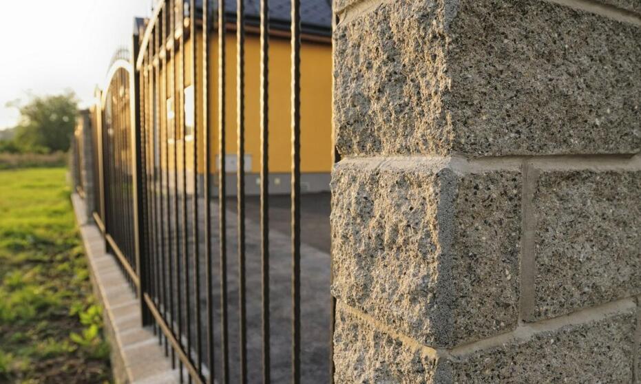 Jakie są zalety słupków ogrodzeniowych betonowych w porównaniu do drewnianych?
