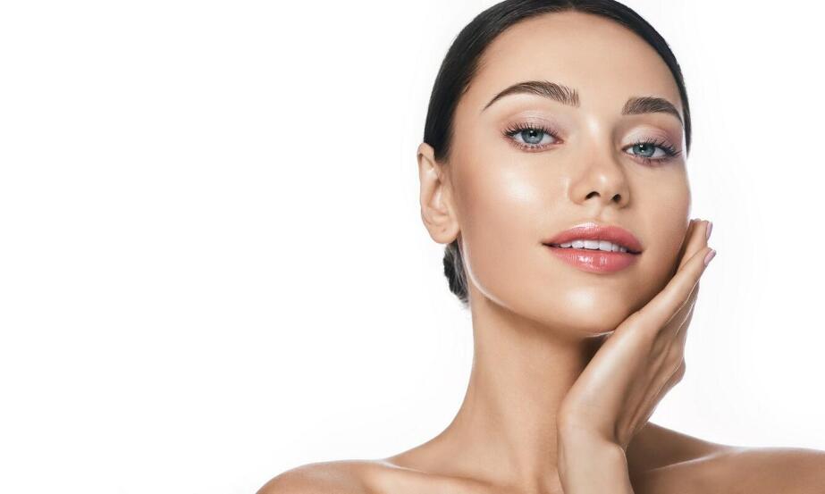 Jakie są techniki wykonania liftingu brwi w praktyce kosmetologicznej?